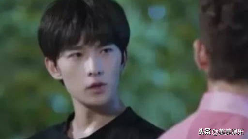 关系|刚见面就确认恋爱关系？忠犬男友实力护女友，他们真甜