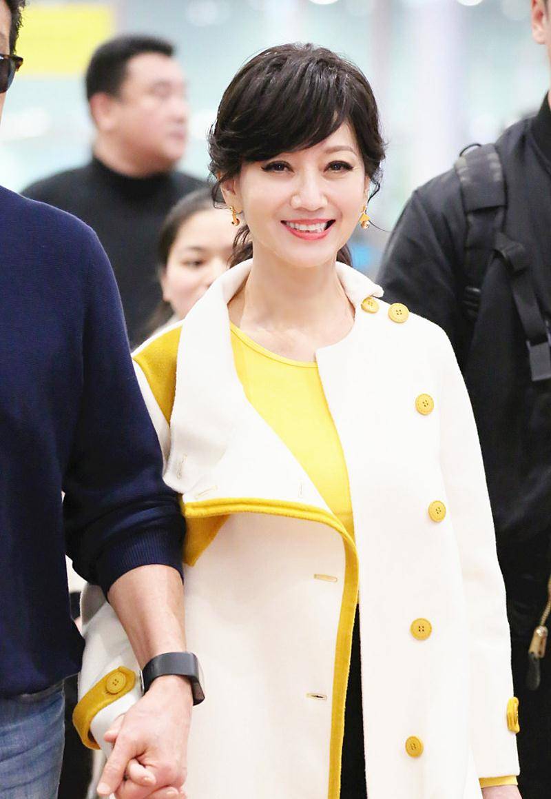 毛衣 赵雅芝春装造型又换新套路！黄毛衣配白长靴，这个65岁奶奶太会穿