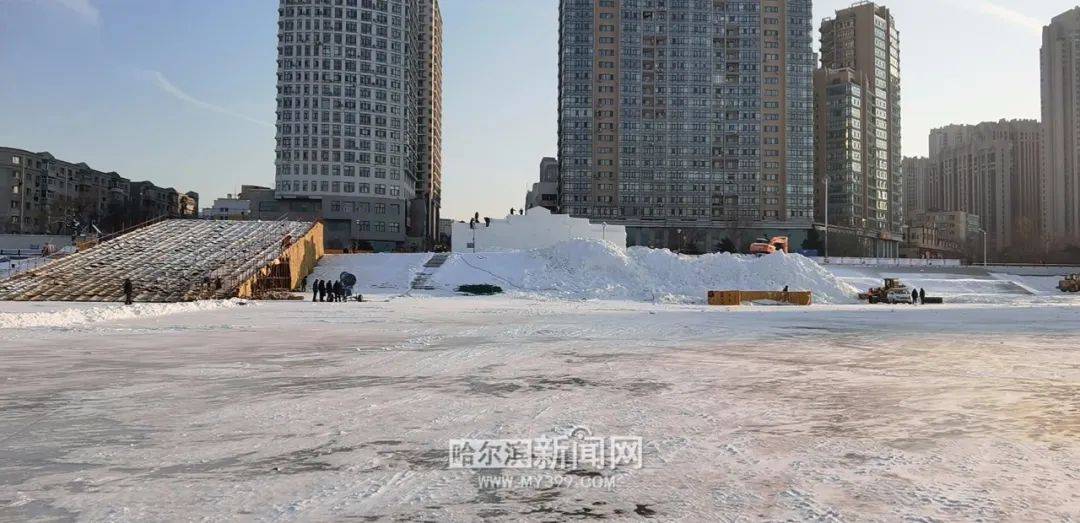 江畔|超宽大滑梯搭建中，雪房子有门窗了……沿江冰雪景观上新，超期待！