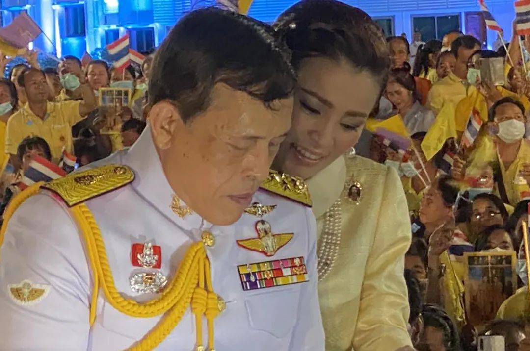 泰王69岁了这么腻歪和苏提达有说有笑把16岁儿子提帮功晾一边
