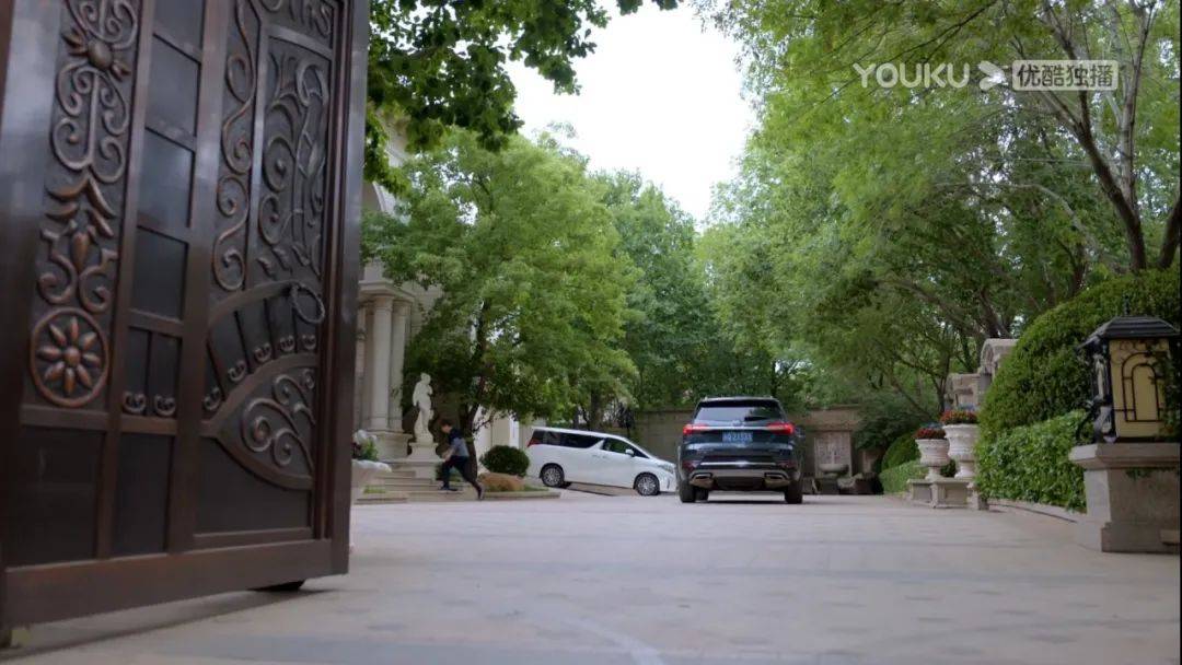 售价|《小敏家》：周迅LP大衣配轻奢包，秦海璐浑身香奈儿…中产vs土豪画风差多少？