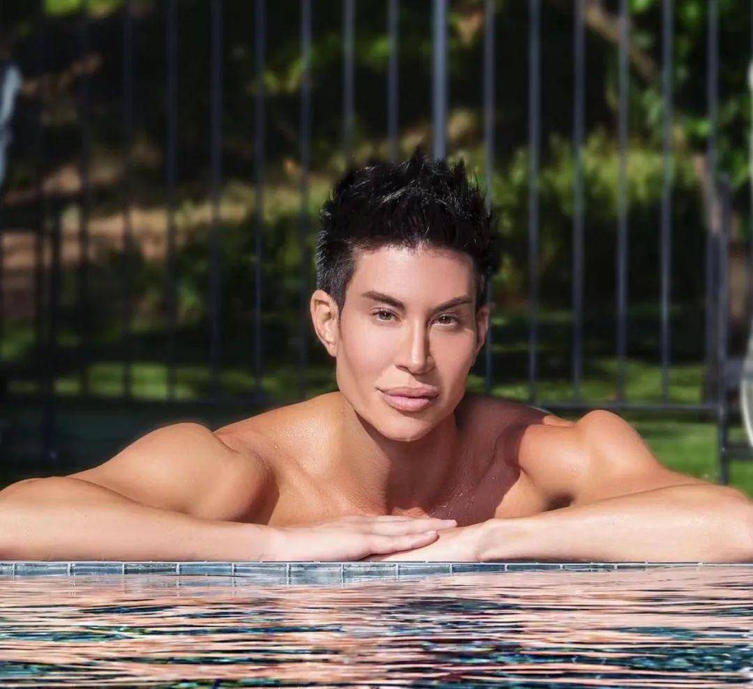 什么10年整容190次,变身猛男芭比,辣眼全网:什么?连全身肌肉都是假的?