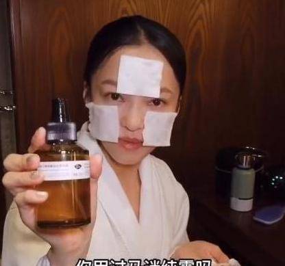 国货李小冉分享的“低调”纯露，网友称它为“反孔精英”，公认的国货之光