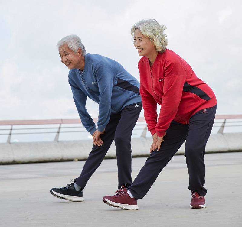 冬天到了足力健教老年人如何预防摔倒_锻炼_进行_地面