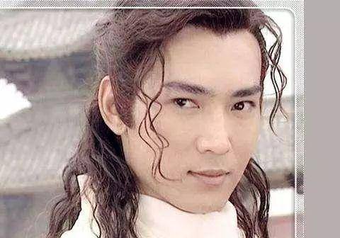 除了步惊云 , 何润东在出演电视剧《剑王朝》时也烫了卷发 , 穿着毛绒