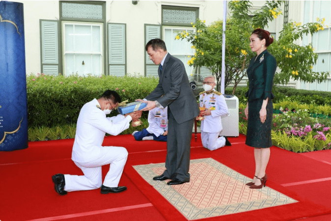 时装 婆媳选红配绿！苏提达一身时装裙时髦又前卫，婆婆雍容华贵很富态