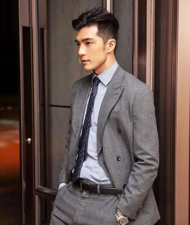 网友 “霸道总裁”贺军翔携女儿出街,3岁女儿时尚感完全成年人