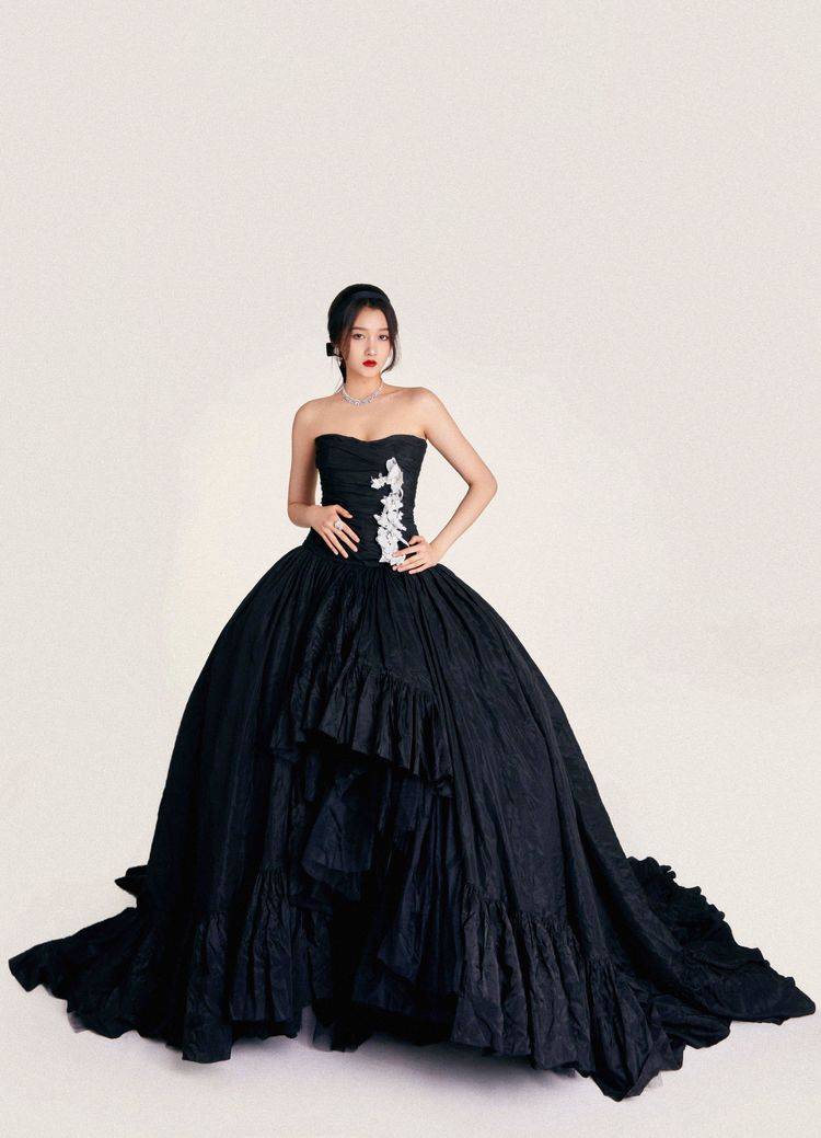 原创关晓彤身材是真的好抹胸鱼骨裙尽展身材曲线实名羡慕