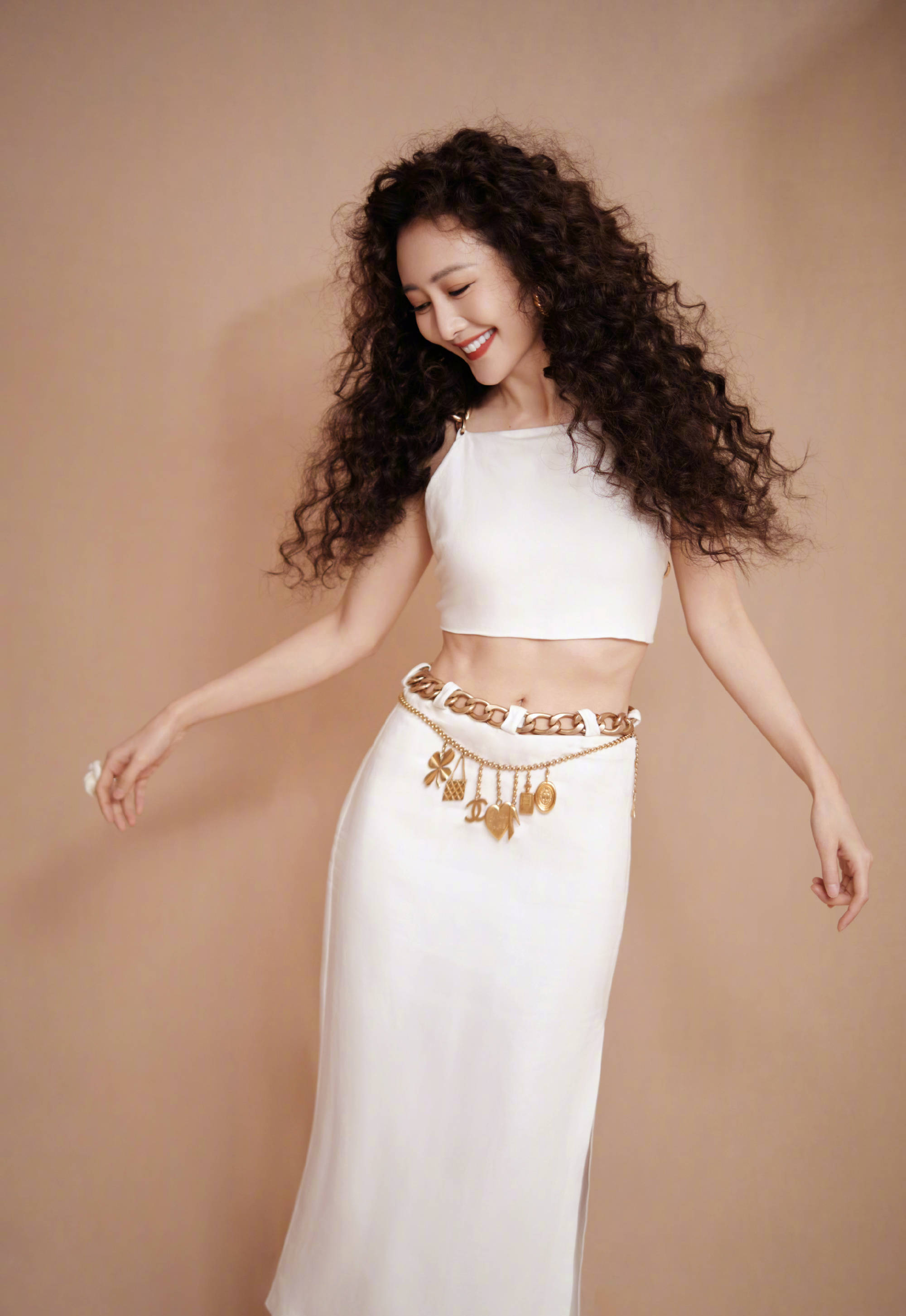 王鸥穿露背性感白衣白裙羊毛卷配红唇美艳动人