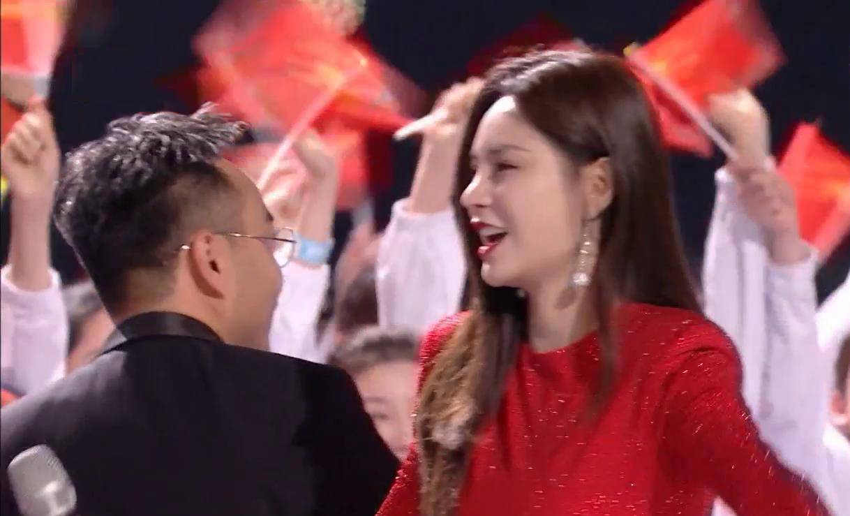 穿越|何炅和吴昕相拥,天天兄弟秀戒指,尴尬了多少人?