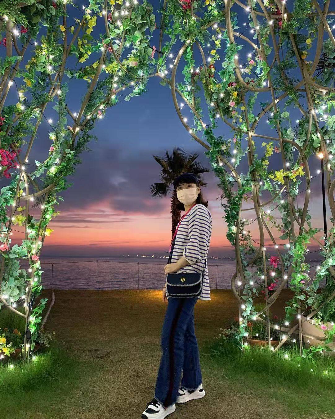 训练|伊藤美诚2022年新照：没穿高跟鞋，背着小挎包，显得女人味十足！