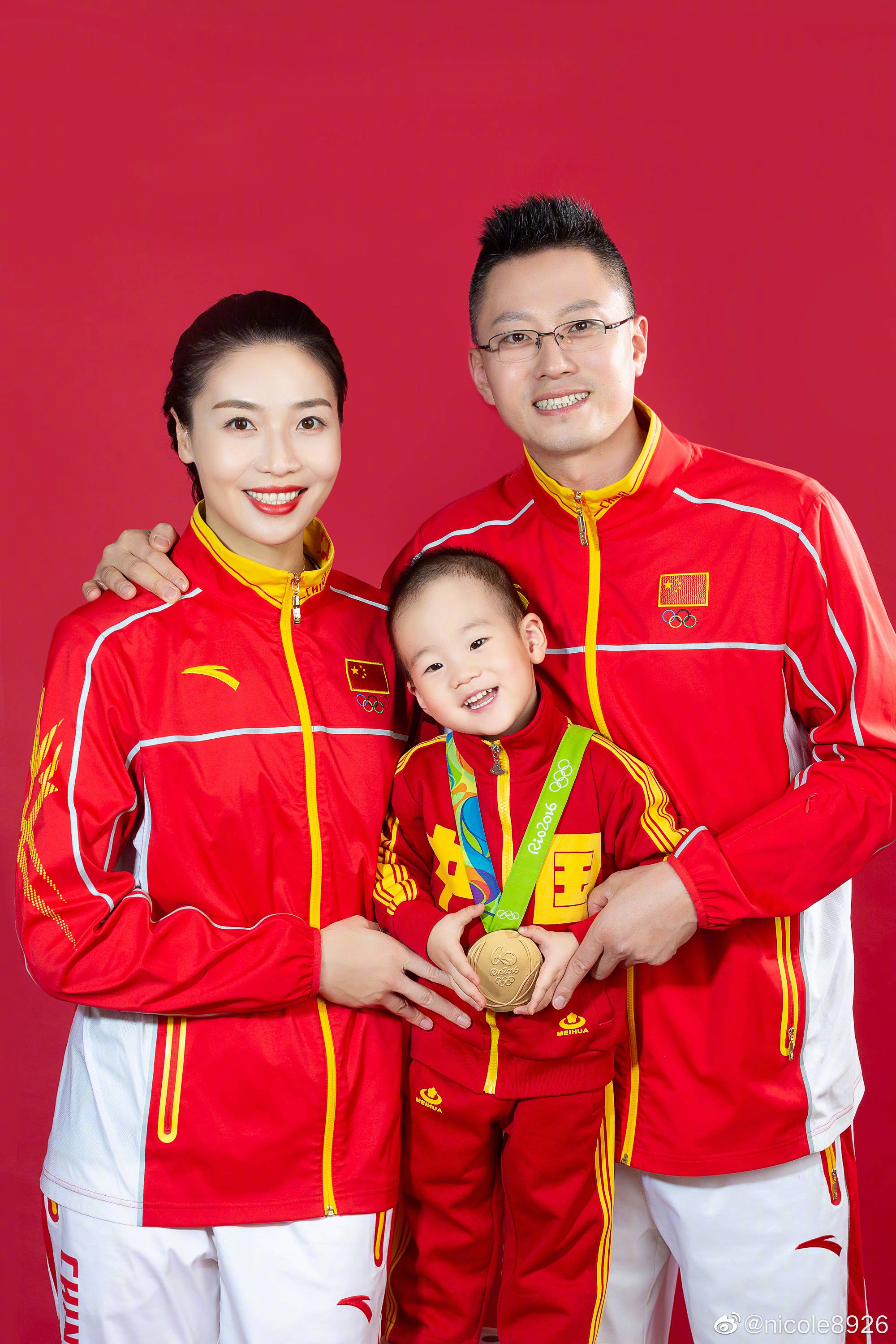 女儿|3口之家！惠若琪和老公，抱女儿拍照！30岁女排前队长，美丽幸福