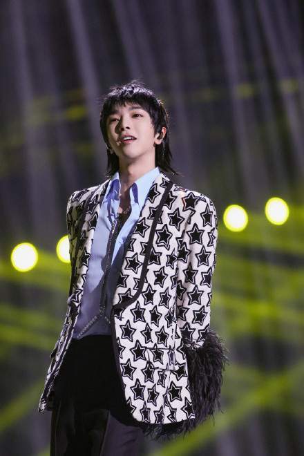 龚俊 跨年晚会男星造型：龚俊酷似费翔，王一博贵公子，蔡徐坤气场全开