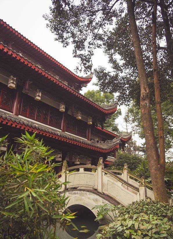 这座寺庙在我国长江上下游四大禅林之首,是四川省重点文物保护单位