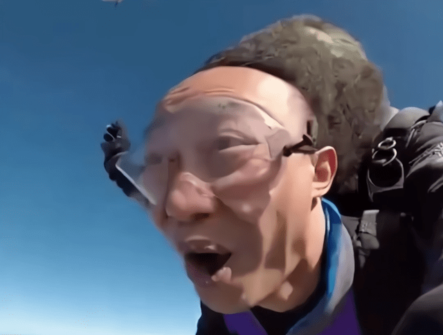 曾几何时,参加某档综艺的陈奕迅在参加跳伞时的画面被镜头暴露无遗的
