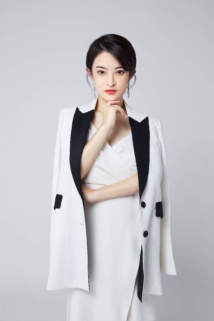 李白崔颢闫妍在黄鹤楼向全球云拜年