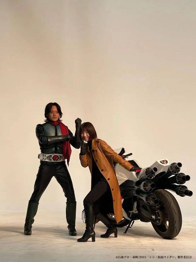 原创新61假面骑士男女主角剧照公开真理之剑动作戏写真集揭示惊人