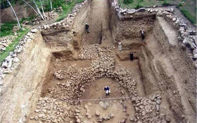 俄罗斯挖出匈奴古墓，墓中仅有的“陪葬品”，令现场人员集体沉默