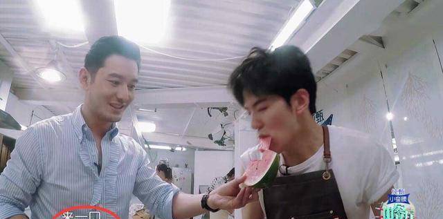 因为|《中餐厅》黄晓明给大家喂西瓜，谁注意到他的手了？