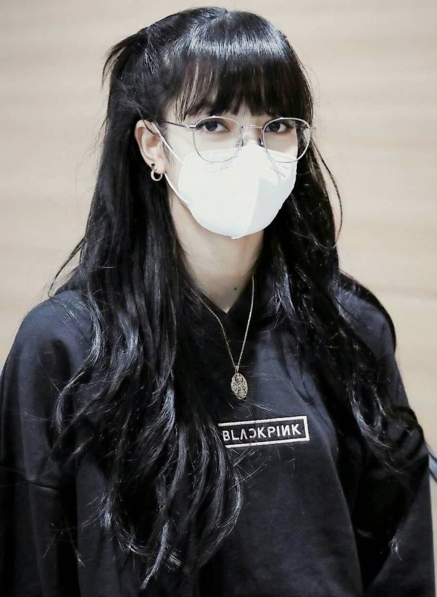 原创lisa不愧是人间芭比身穿黑卫衣运动裤出镜半马尾可爱