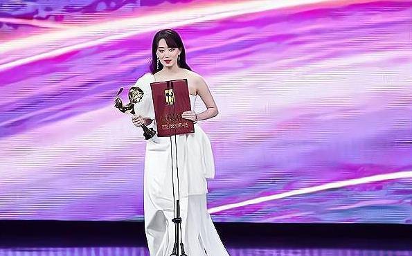 原创打拼15年的张小斐拿下金鸡奖是众望所归还是德不配位