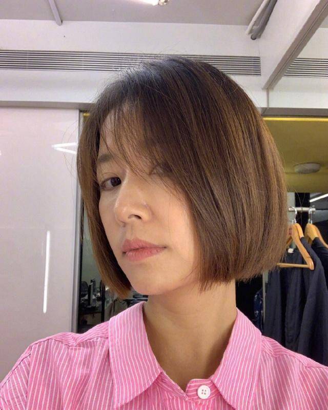 发型林心如剪短发不好看？扎半丸子头美了不止一点点，选对发型很关键
