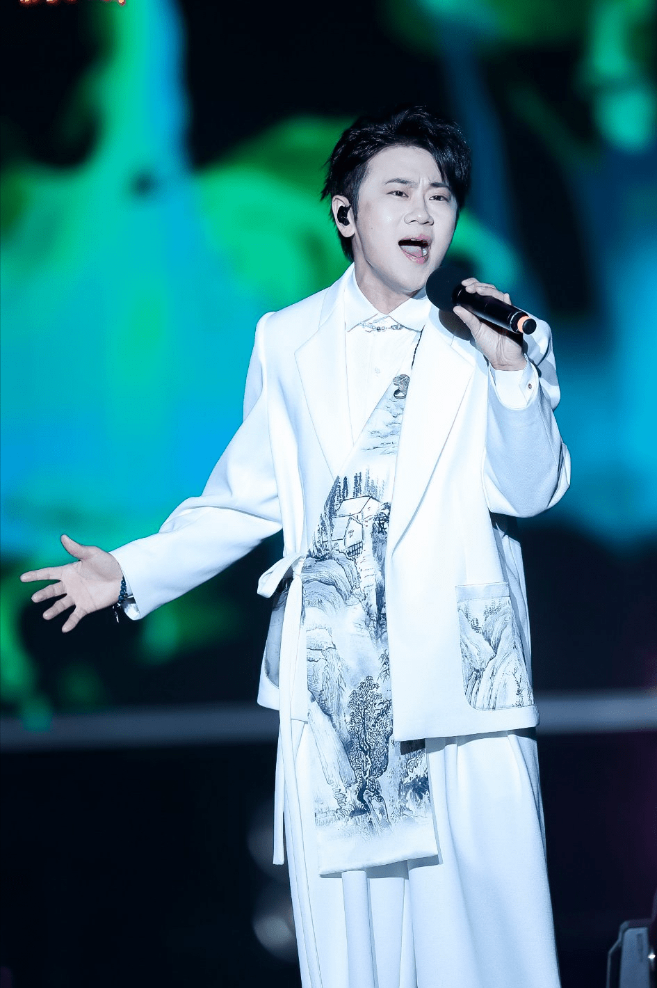 霄磊再获荣誉全球华语音乐颁发媒体推荐国风歌手实力唱功演绎国风魅力