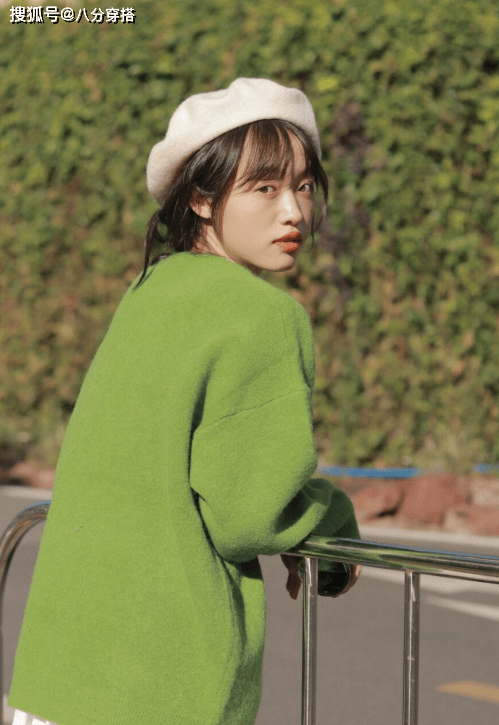 配饰 冬天毛衣怎么穿才洋气?多穿这几种颜色,时髦百搭又温柔