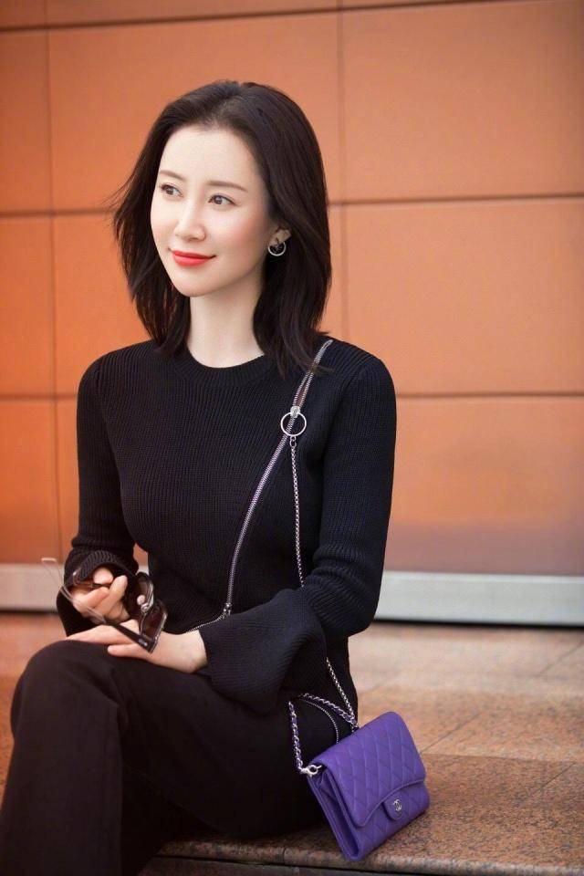 发型舒畅只是换了一款波波头短发，剪掉十年长发，减龄又时尚，美呆了