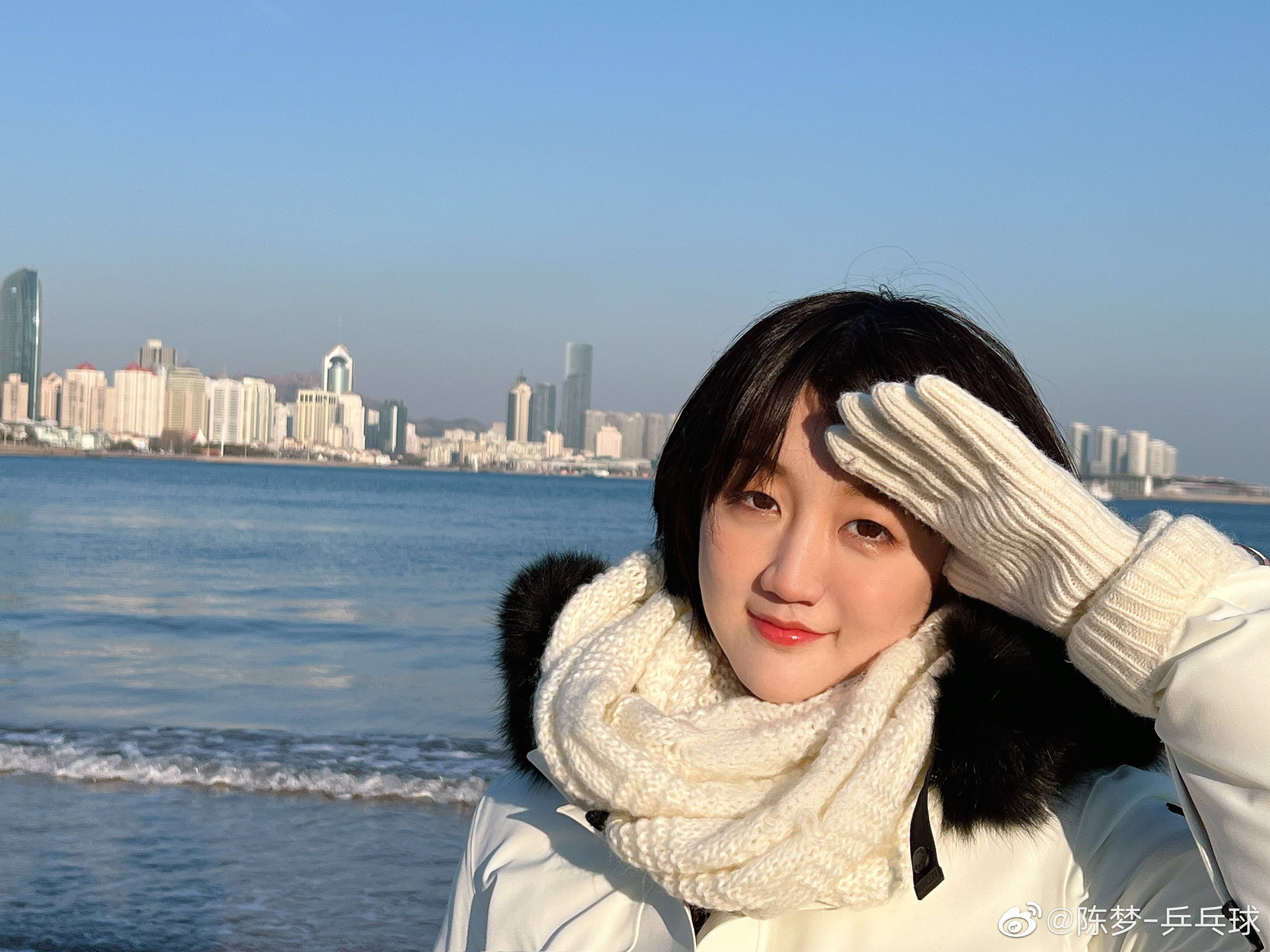 东京|美丽的奥运冠军！陈梦晒2022新照：28岁青岛姑娘一身白，活力四射