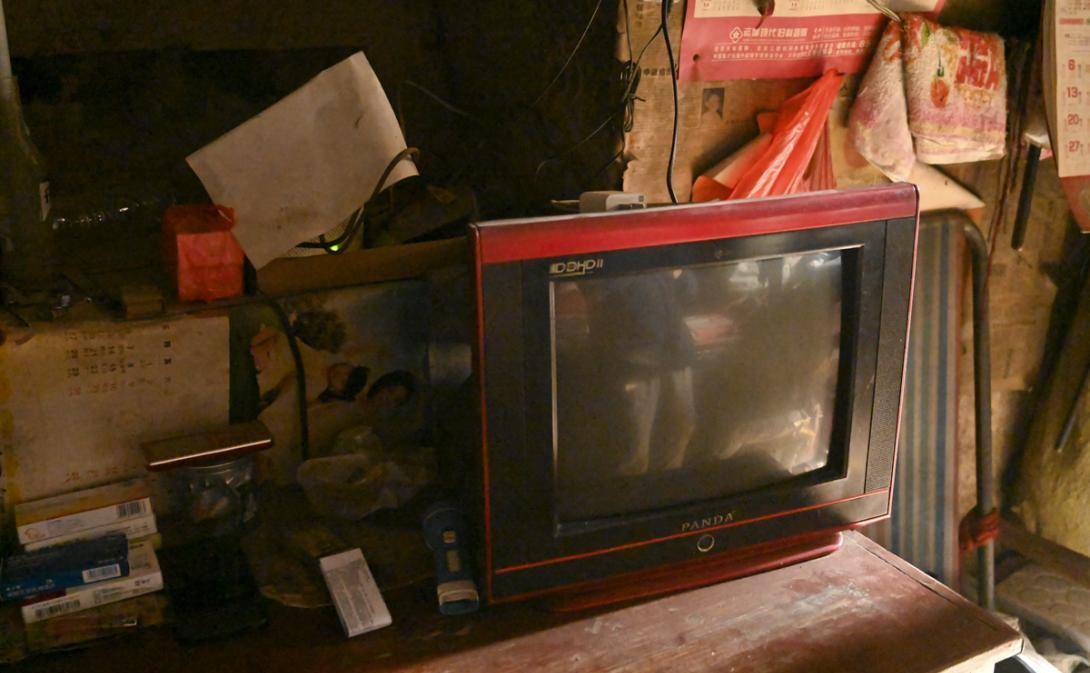 原创             晋南8旬夫妻独居土窑，靠两亩花椒生活，400元的电视机用了30年