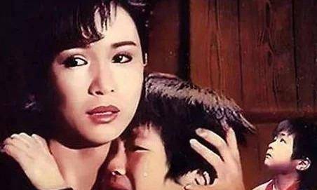 电影|男孩深夜去坟头上看妈妈，网友知情后称：泪目！母子永远心连心