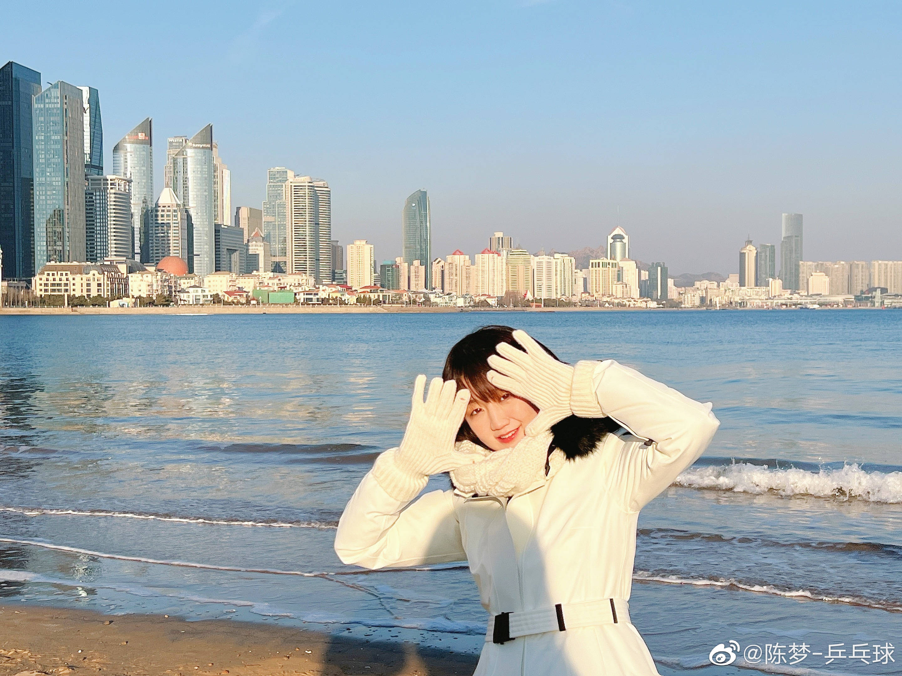 东京|美丽的奥运冠军！陈梦晒2022新照：28岁青岛姑娘一身白，活力四射