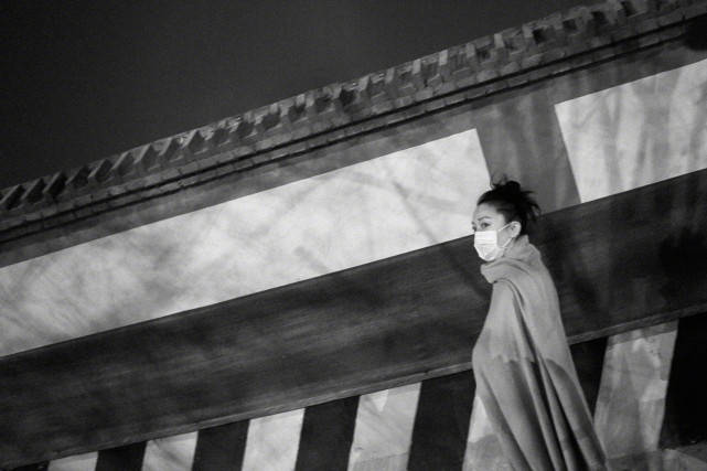 周迅 周迅街头随便拍都惊艳!裹着丝巾尽显高级感,人间香奈儿真不逊色