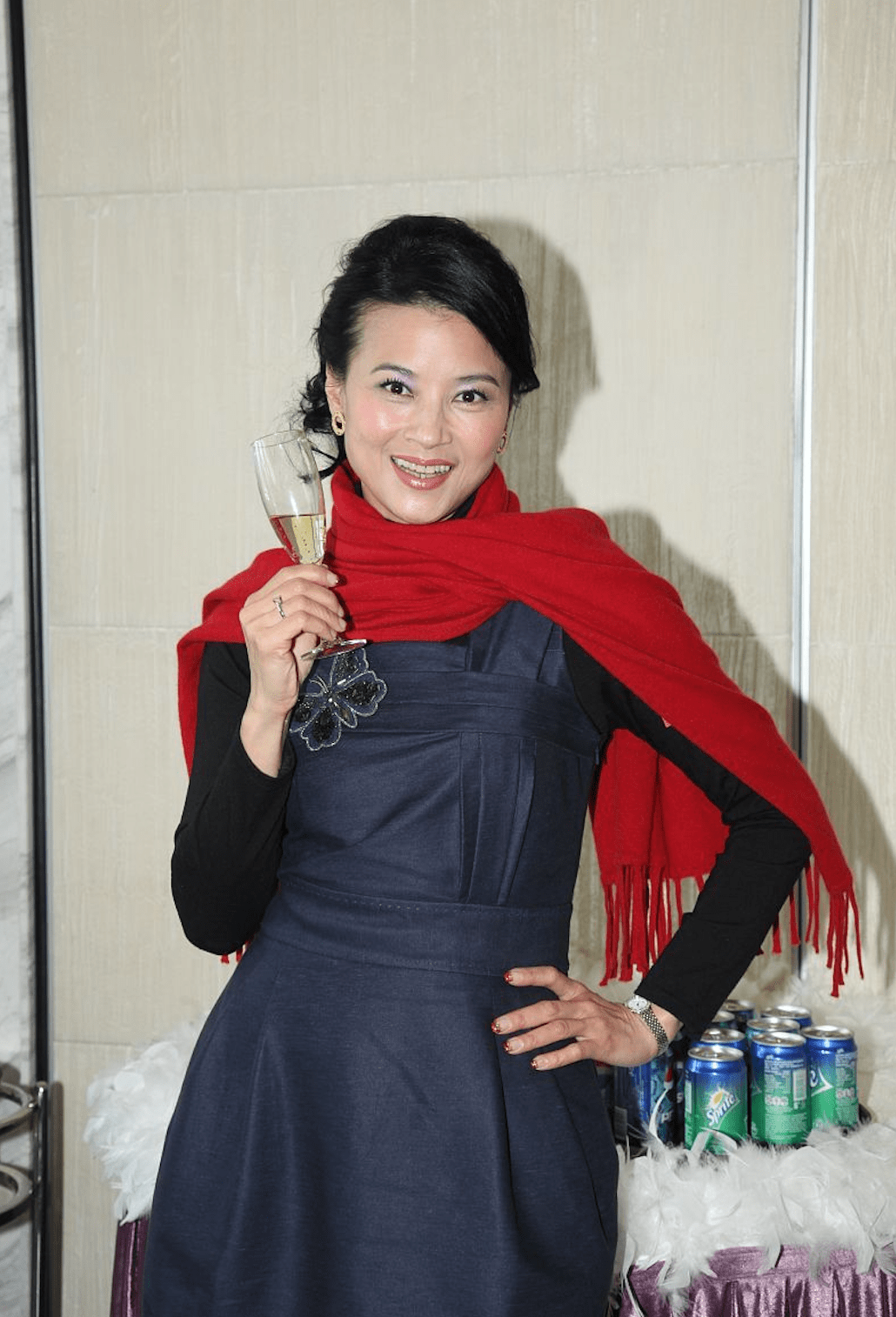 黎燕珊切伤手指入院缝针,为省钱看公立医院,等7个小时省一万元_处理