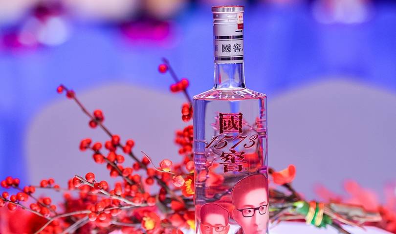 引领中国白酒艺术风潮 国窖1573携手张晓刚发布2021年艺术新春酒