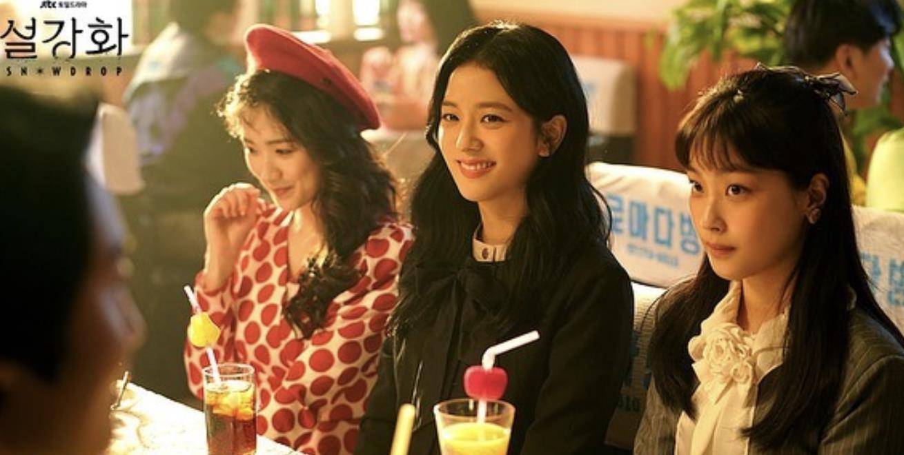 殷英路 热度爆表！《雪降花》你追了吗？Jisoo、丁海寅完美诠释复古造型