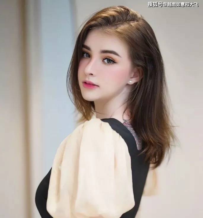 泰国和爱尔兰血统的混血妹子又甜又辣