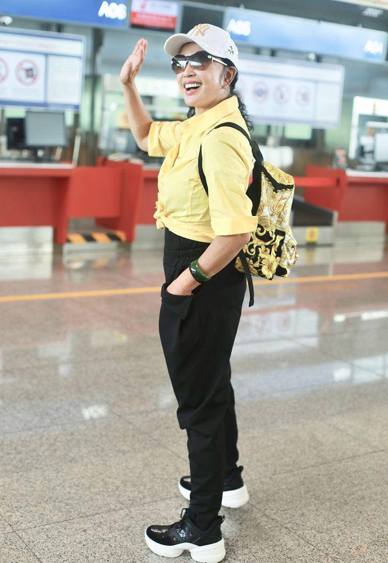 小陈 64岁刘晓庆越活越年轻，穿嫩黄色衬衫搭好减龄，比年轻人还会穿