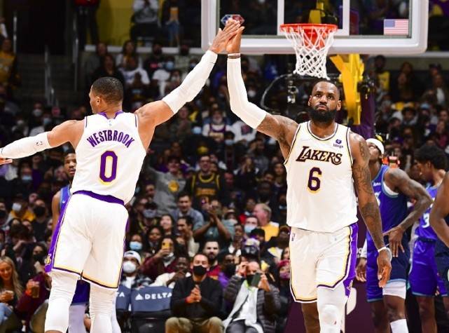 森林狼|NBA-篮板输了28个！湖人赢球仍不足，老詹很不满，2大内线遭弃用