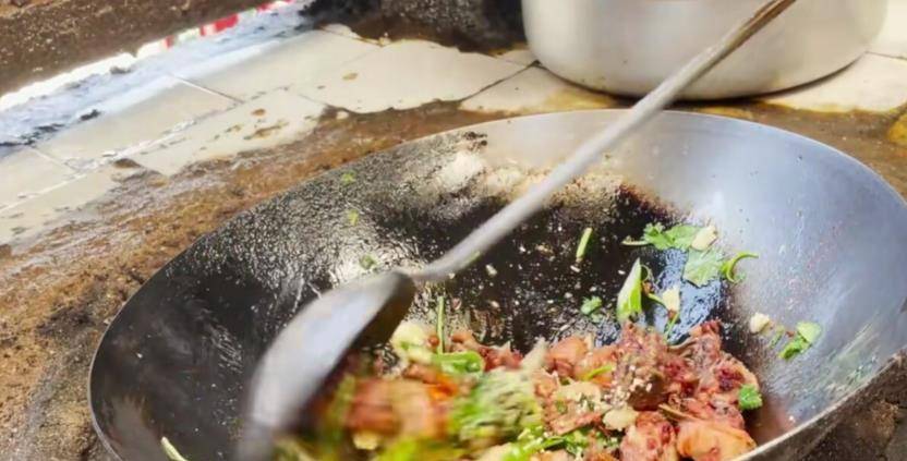 原创众美食博主力捧的安徽怪老头炒菜被吐槽名不副实全靠味精撑着