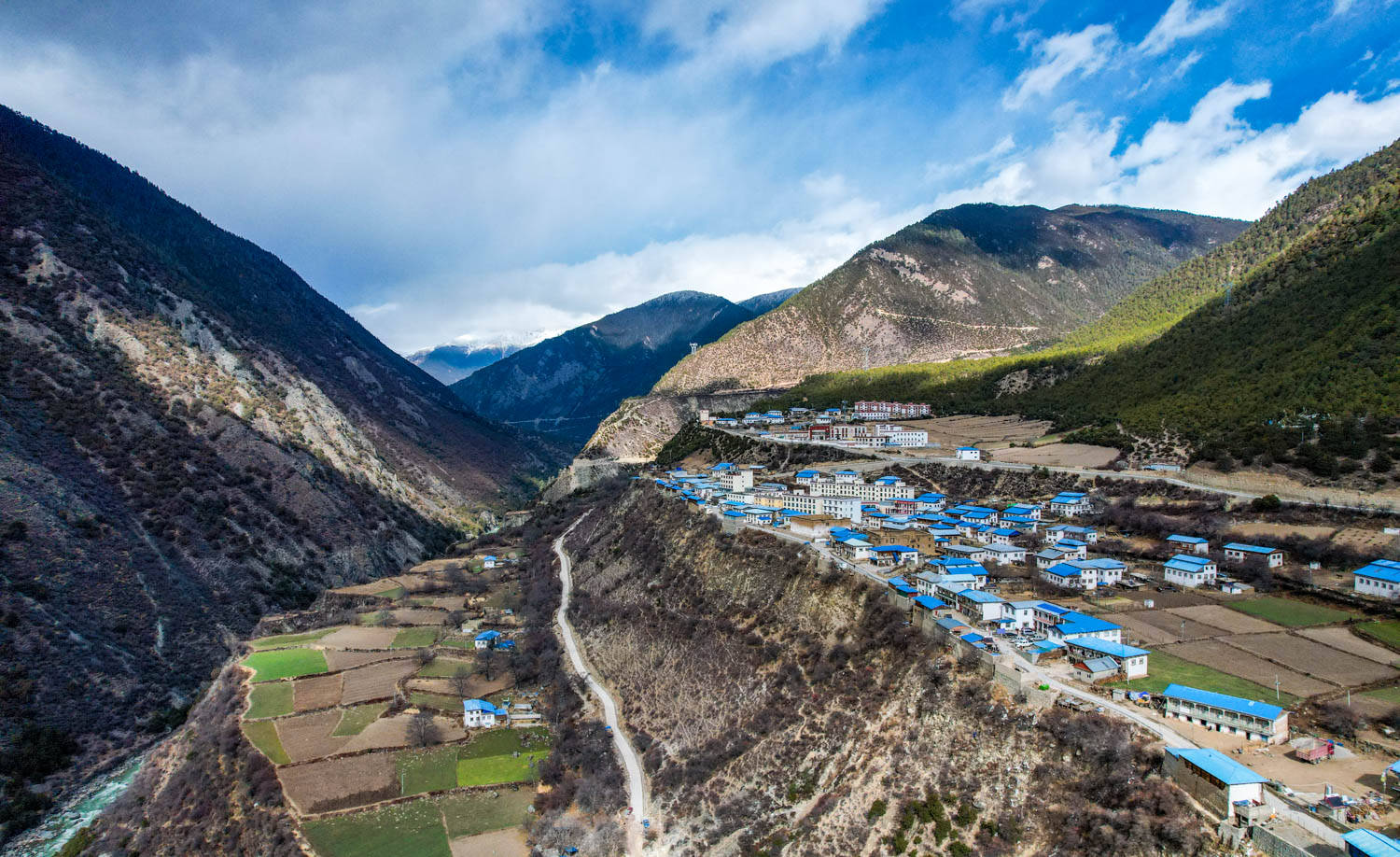 雪山|西藏与云南交界处的悬崖村，进出道路难行，风光却美如世外桃源