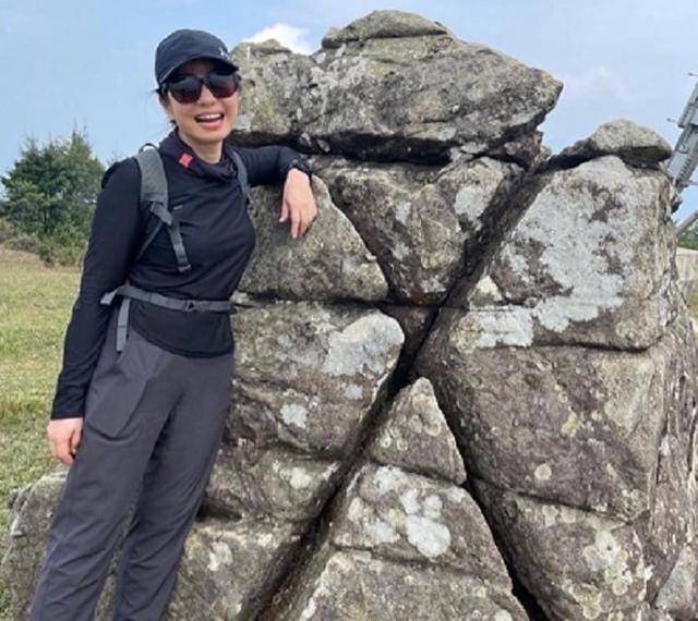 钟楚红新年第一天爬山,穿运动服配黑裤子,落落大方气质优雅_登山_显得