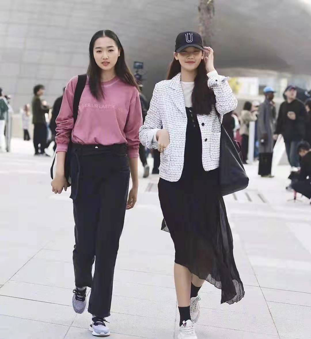 眼睛 还是韩国街拍最自然，一点也不辣眼睛！穿搭简约时尚值得借鉴！