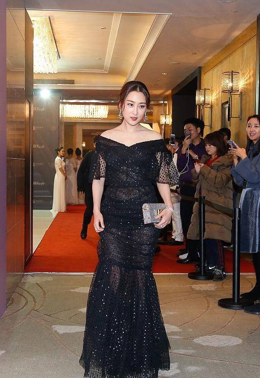 黑色 谁说纱裙只适合年轻女孩？瞧马苏的造型好美艳，成熟女人适合照搬