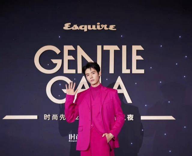 原创龚俊时尚先生盛典穿玫红色西装领奖台下镜头怼脸拍颜值高