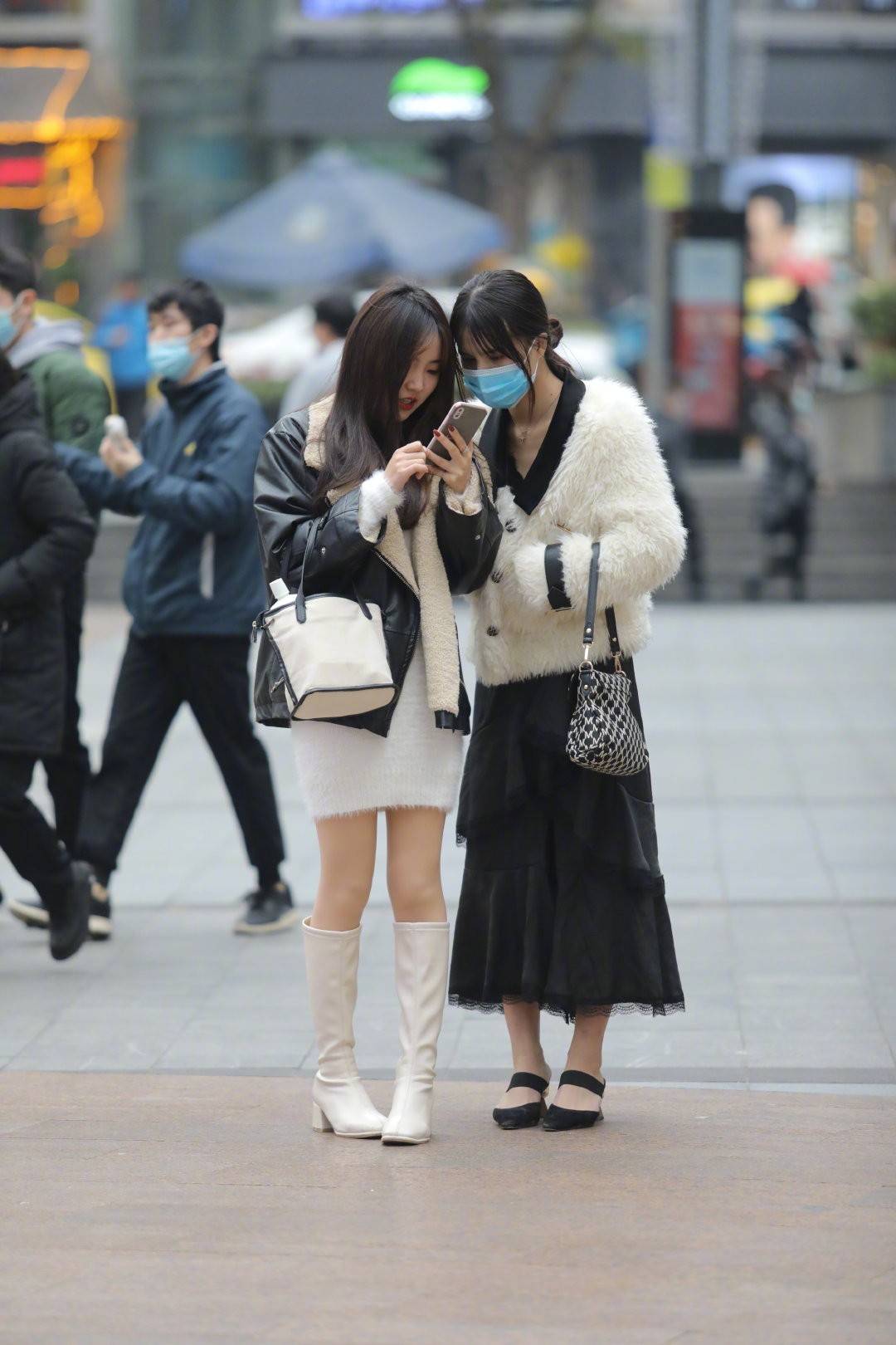 素人們的街拍好真實 重慶妹子大冬天的穿起瞭羊絨外套 但也很美 隆平联社