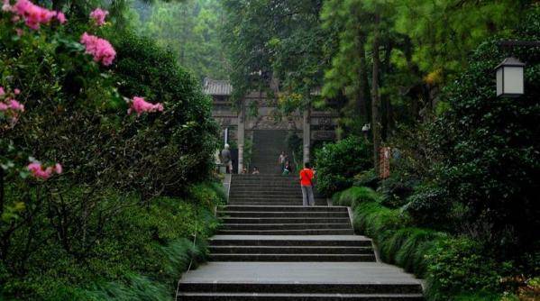 杭州有一书院，梁祝曾在此求学，游客争先前往打卡