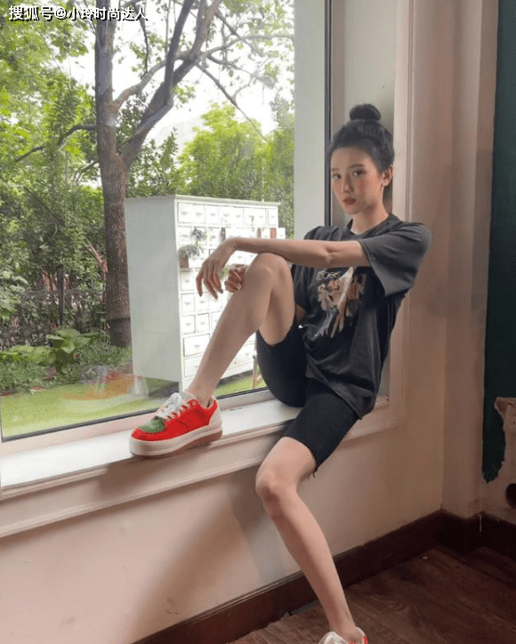 原创陈小纭穿西装内搭条纹衬衫下衣失踪太显腿长了在机场很抢镜