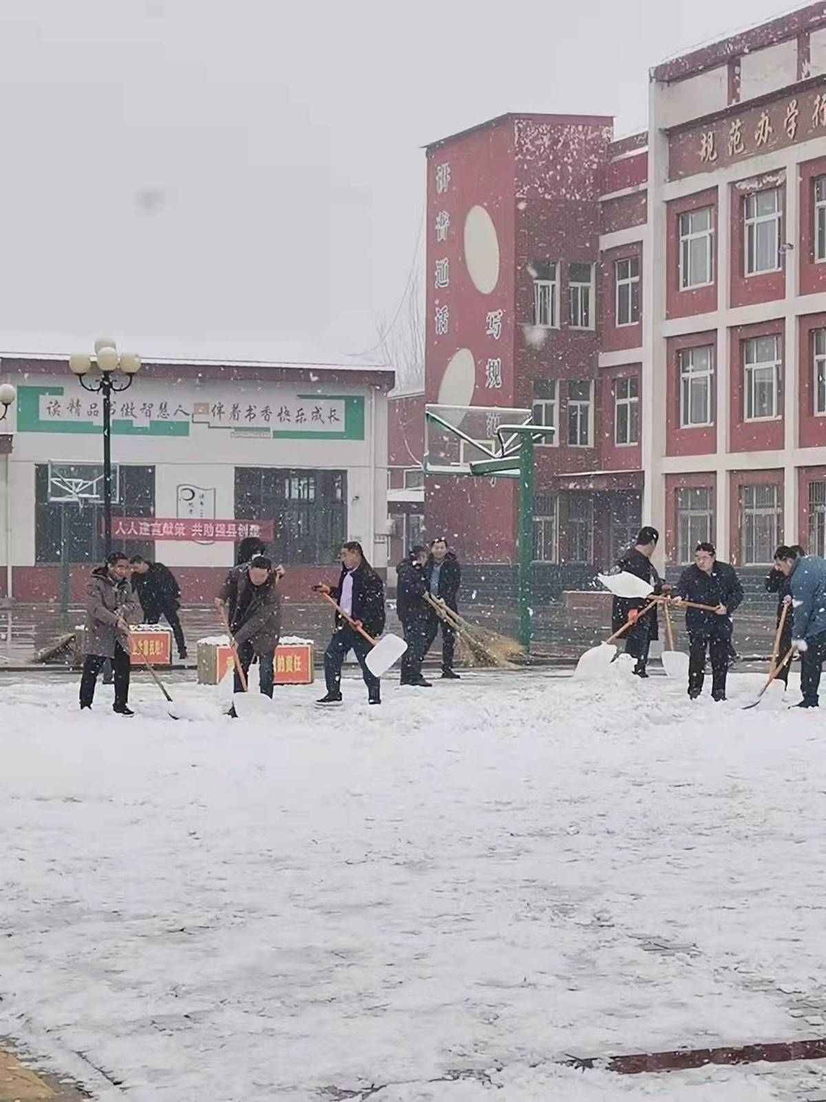 怀伟|冬日校园最美丽的风景线—南乐县杨村乡初级中学党员同志校园义务扫雪